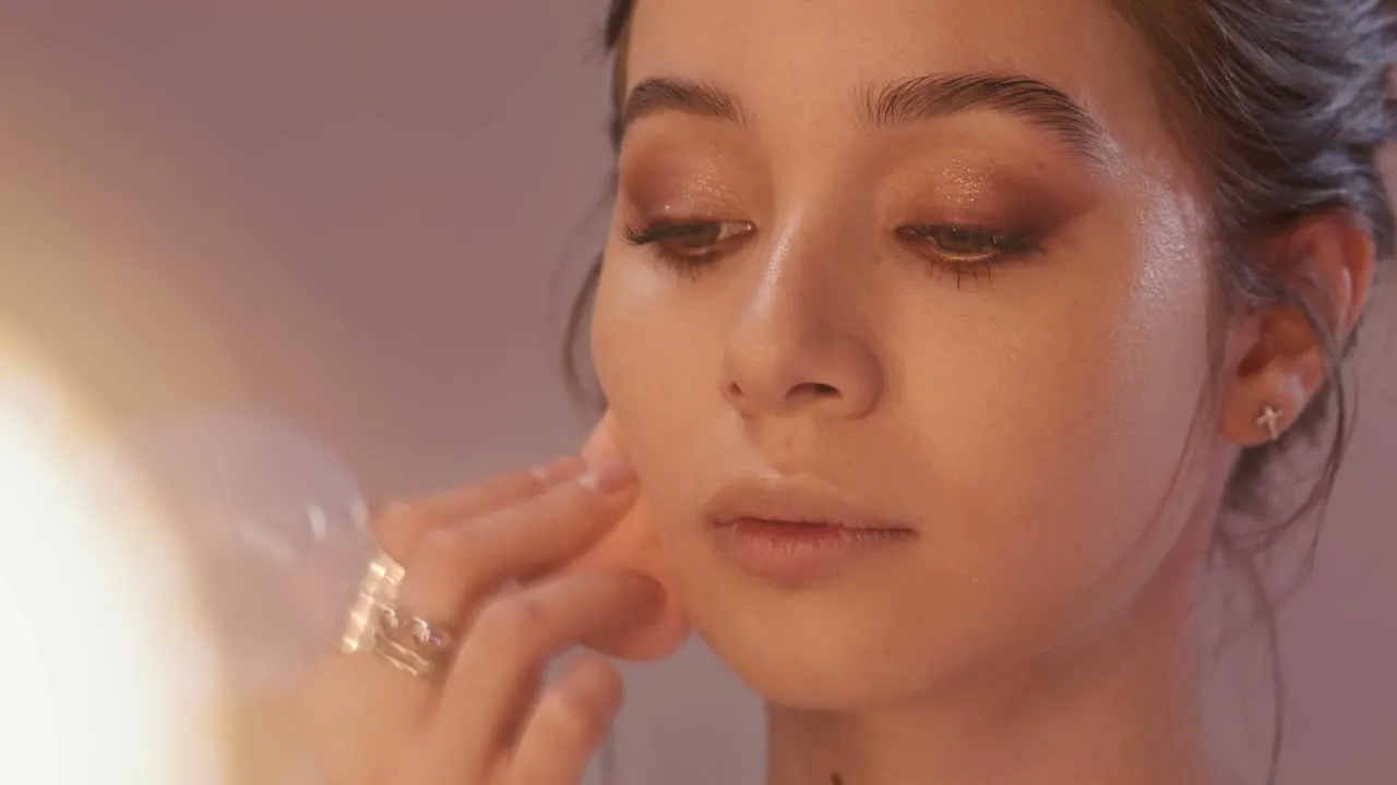 Backstage de maquillaje frente al espejo (video de muestra)